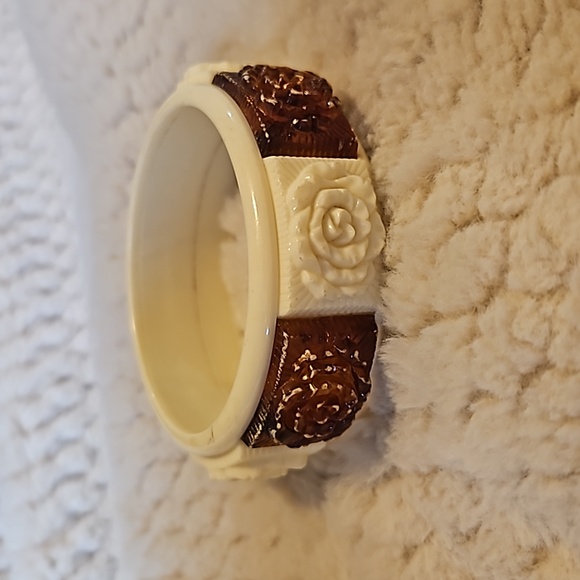 Sarah Coventry Jewelry - #0045 Vintage Sarah Coventry Coffee and Cream Bracelet Bangle White Brown Flower